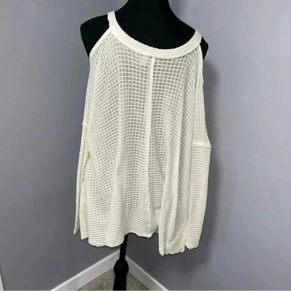 Design Lab Cold Shoulder Top - Picture 3 of 5